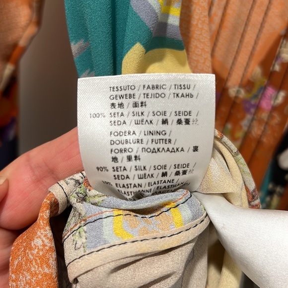 Gucci Printed 100% silk dress with matching fabric belt. Floral print- beautiful - Picture 10 of 10